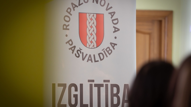 Ropažu novada pedagogu metodiskā diena, baneris ar uzrakstu Ropažu novada pašvaldības IZGLĪTĪBA