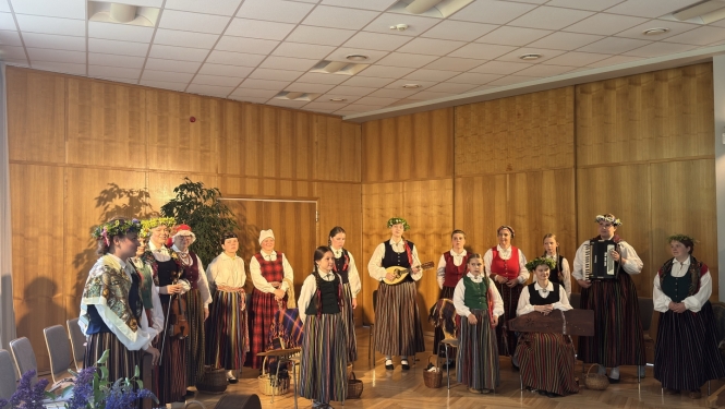Folkloras kopas "Oglīte" koncerts "Dziesmas tinu kamolā" Ropažu Kultūras centrā