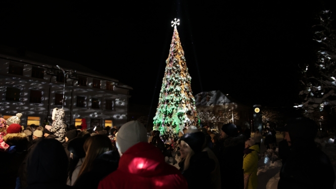 Gaismiņu iedegšana Vangažu pilsētas Ziemassvētku eglītē, 04.12.2023.