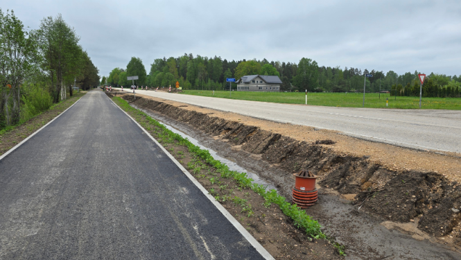 Darbi apvienotā gājēju un velosipēdu ceļa izbūvē tuvojas noslēgumam