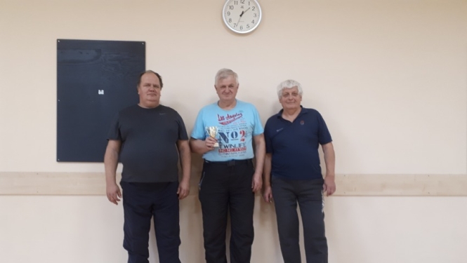 Ropažu pagasta sacensību novusā 3. posma uzvarētājs Andris Lapsiņš no Sējas