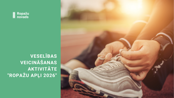 bildē botes, kuras sien sieviete, sēžot stadionā