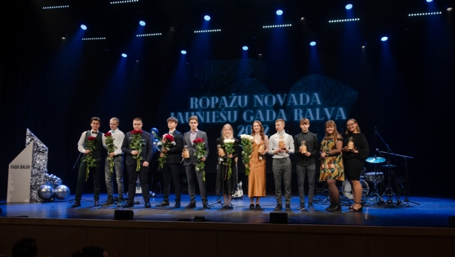 Pasniegtas “Ropažu novada jauniešu gada balvas 2022”
