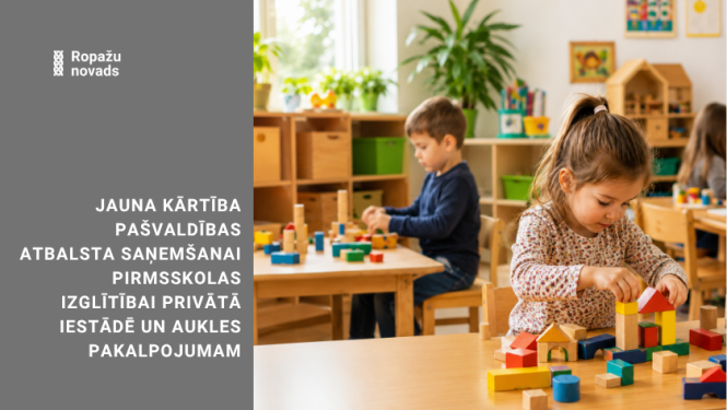 bērns pirmsskolas izglītības iestādē spēlējas ar rotaļlietām
