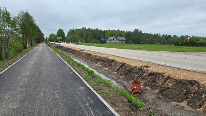 Darbi apvienotā gājēju un velosipēdu ceļa izbūvē tuvojas noslēgumam
