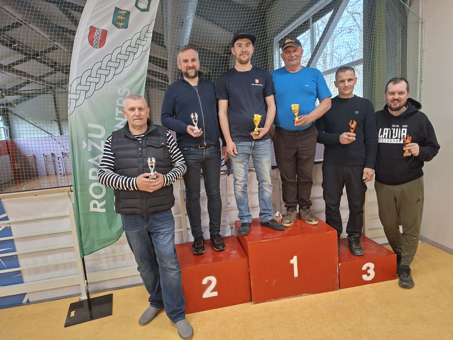 Novusa turnīra uzvarētāju kopbilde Zaķumuižas sporta hallē