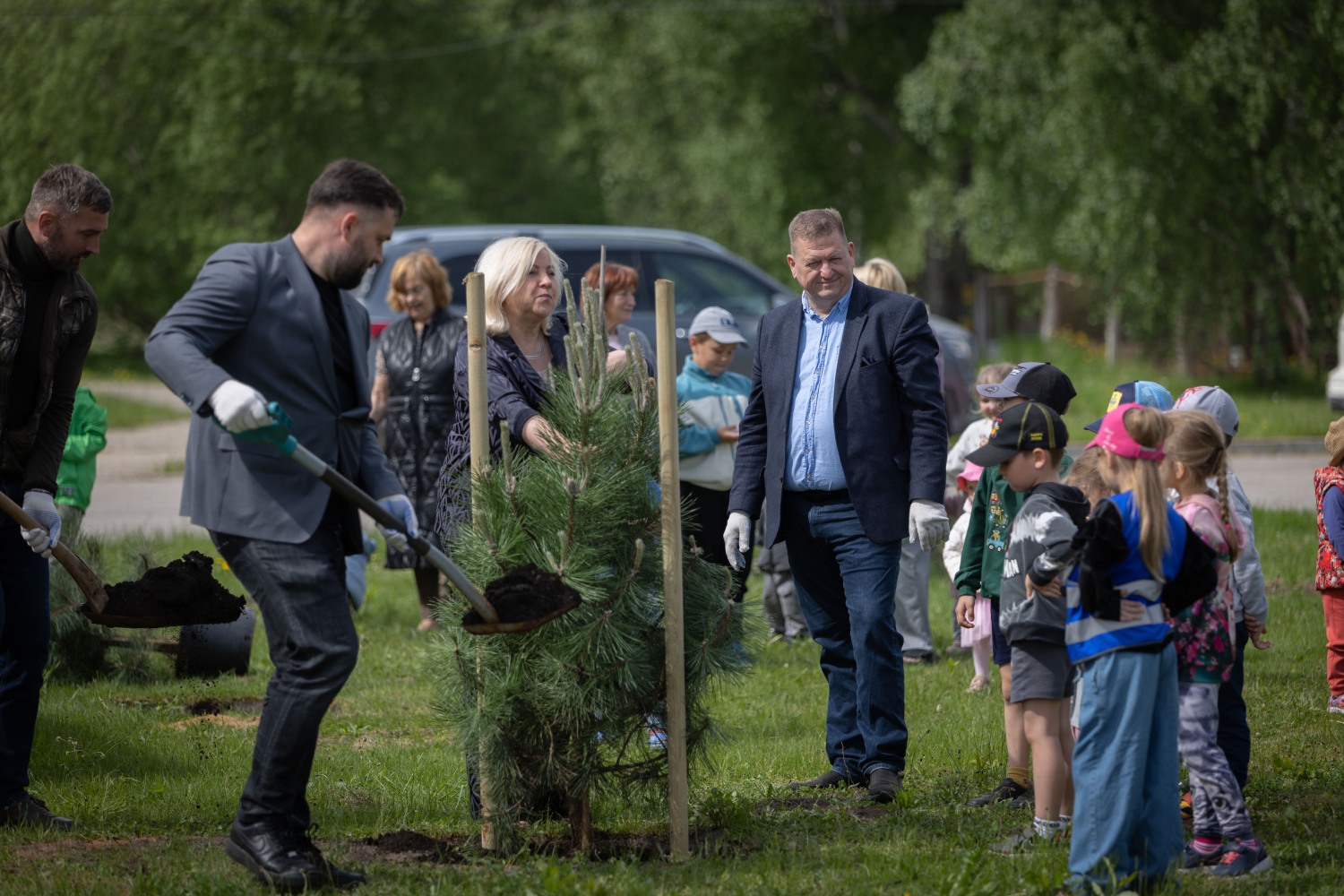 PPII "Gregucis" bērni kopā ar Ropažu novada pašvaldības vadību stāda kokus