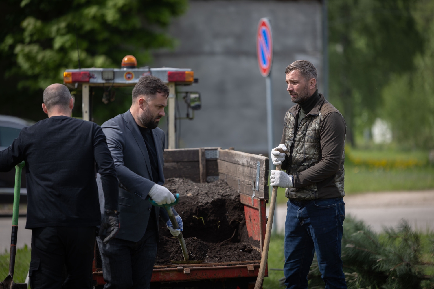 PPII "Gregucis" bērni kopā ar Ropažu novada pašvaldības vadību stāda kokus
