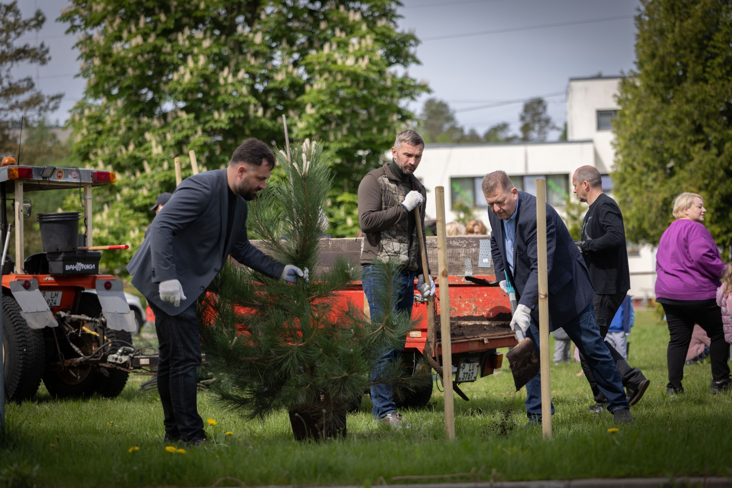 PPII "Gregucis" bērni kopā ar Ropažu novada pašvaldības vadību stāda kokus