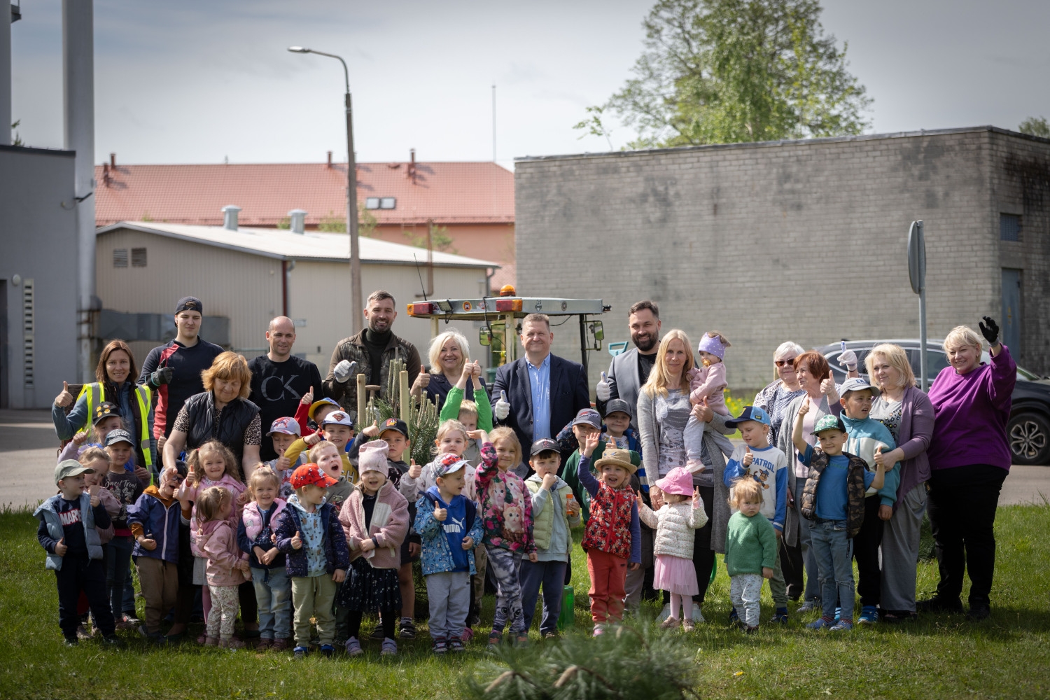 PPII "Gregucis" bērni kopā ar Ropažu novada pašvaldības vadību stāda kokus