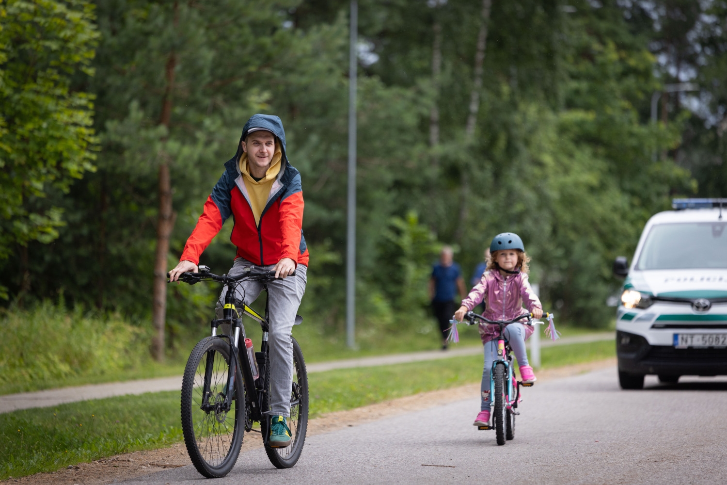 Ropažu novadā svinīgi atklāti jaunie gājēju un velosipēdu ceļi gar autoceļiem P4 un P5 