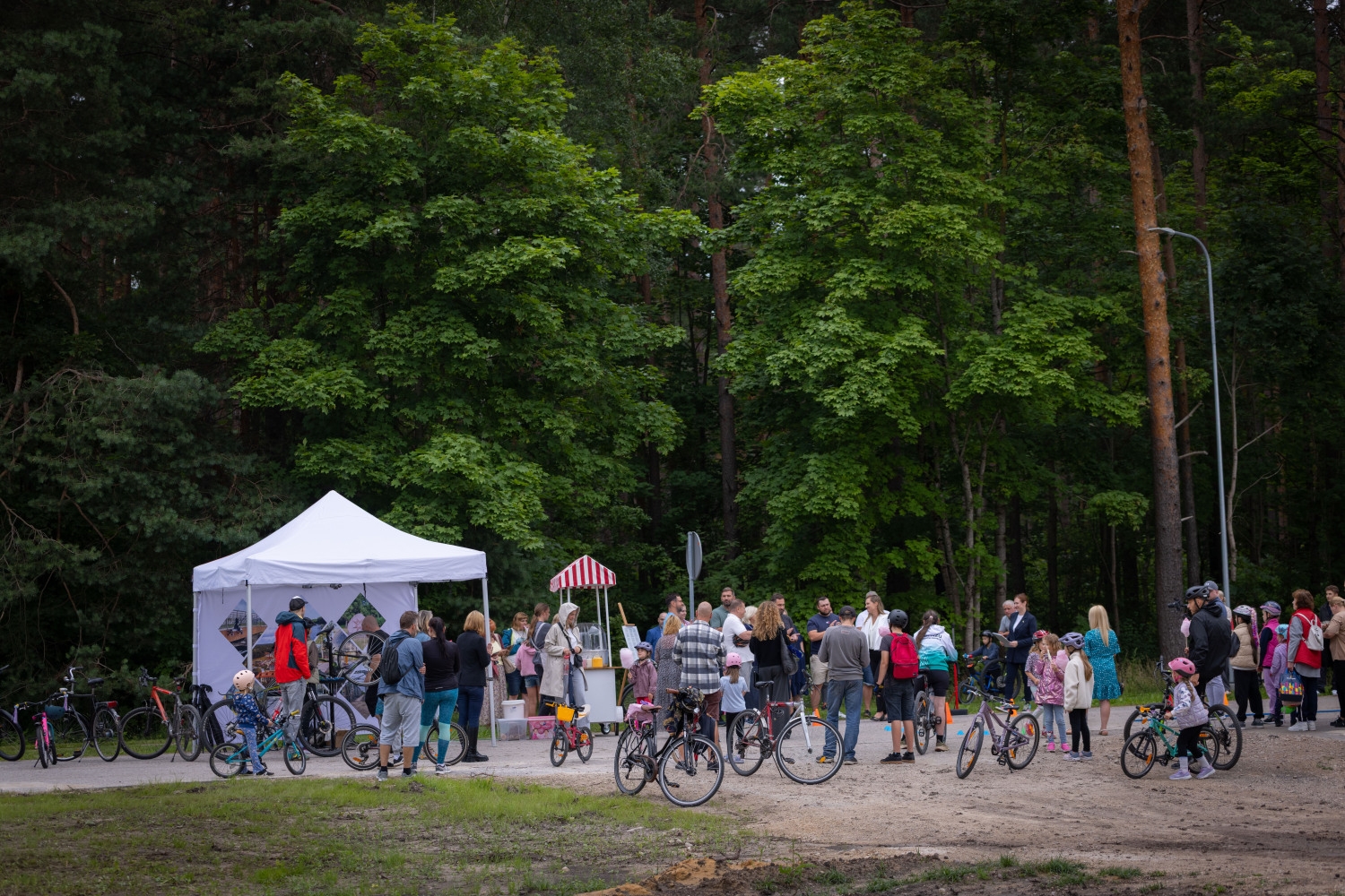 Ropažu novadā svinīgi atklāti jaunie gājēju un velosipēdu ceļi gar autoceļiem P4 un P5 