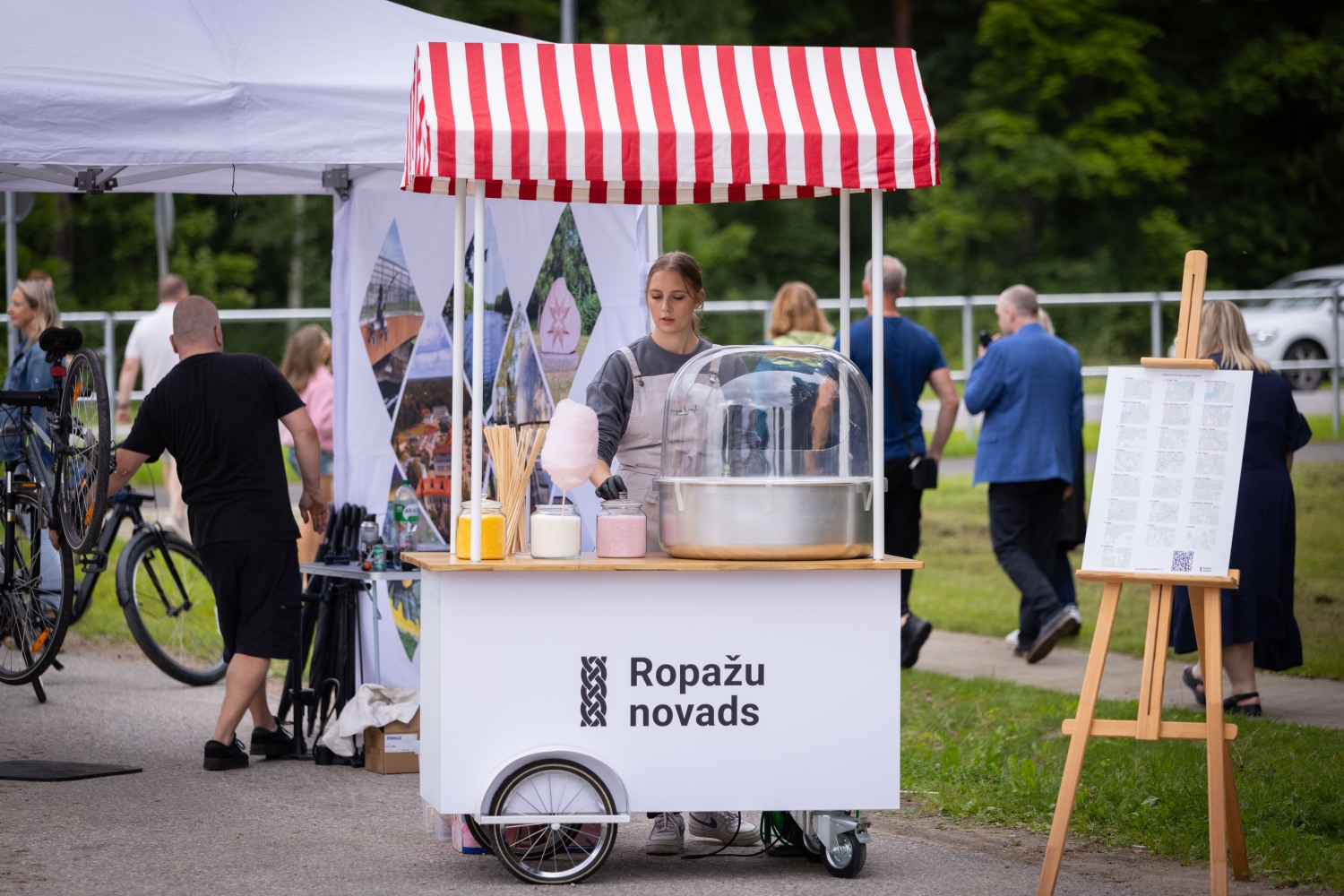Ropažu novadā svinīgi atklāti jaunie gājēju un velosipēdu ceļi gar autoceļiem P4 un P5 
