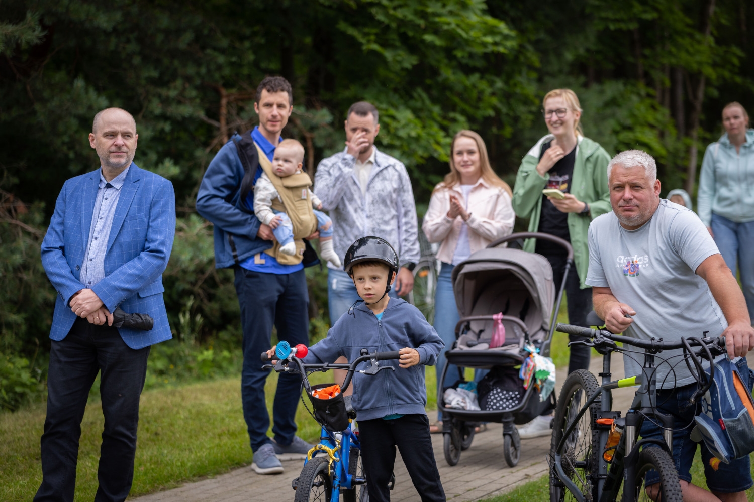 Ropažu novadā svinīgi atklāti jaunie gājēju un velosipēdu ceļi gar autoceļiem P4 un P5 