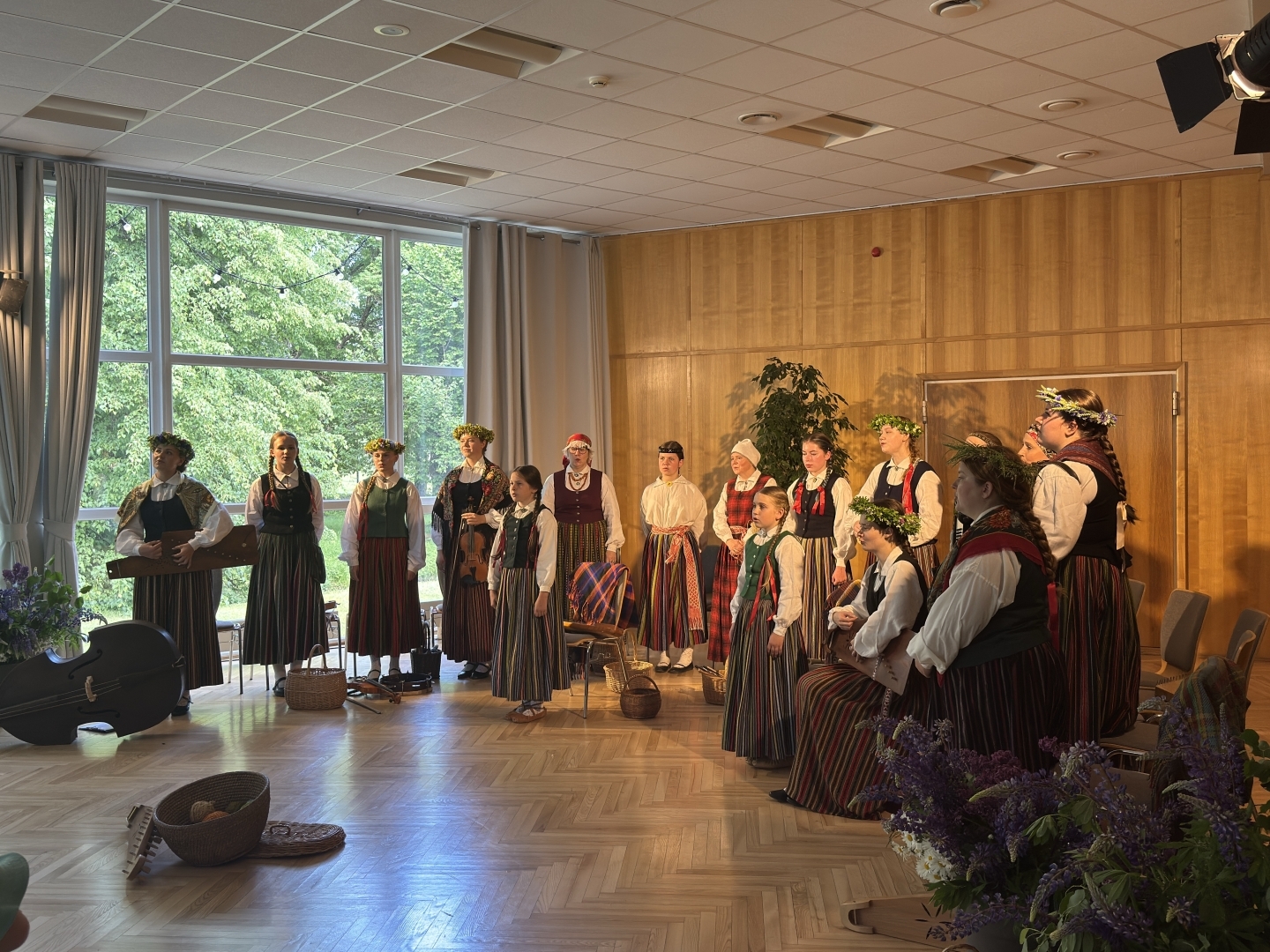 Folkloras kopas "Oglīte" koncerts "Dziesmas tinu kamolā" Ropažu Kultūras centrā