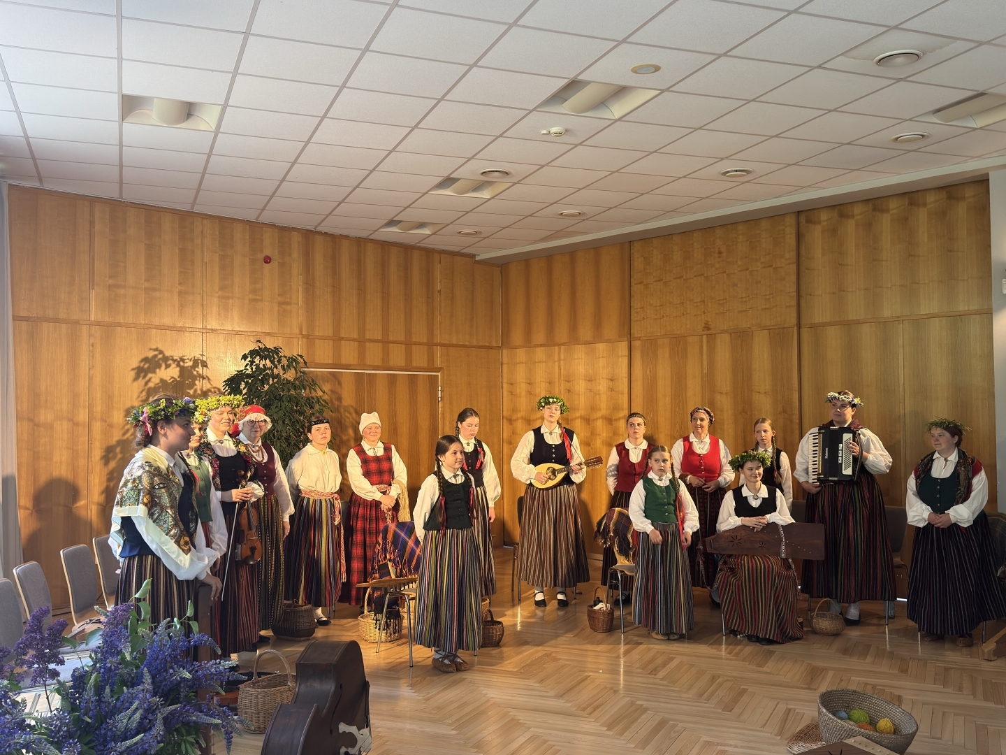 Folkloras kopas "Oglīte" koncerts "Dziesmas tinu kamolā" Ropažu Kultūras centrā