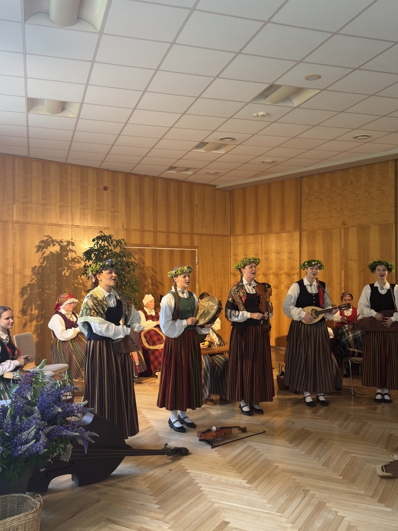 Folkloras kopas "Oglīte" koncerts "Dziesmas tinu kamolā" Ropažu Kultūras centrā