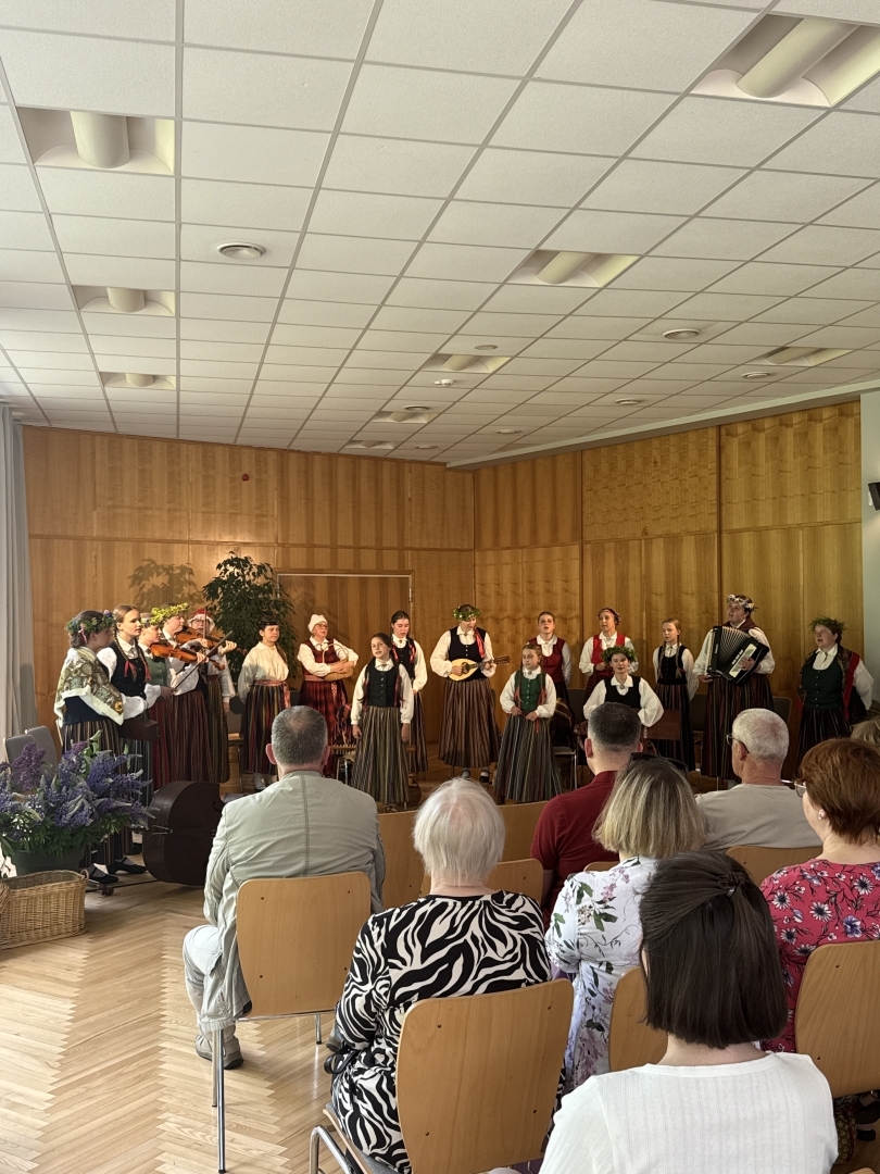Folkloras kopas "Oglīte" koncerts "Dziesmas tinu kamolā" Ropažu Kultūras centrā