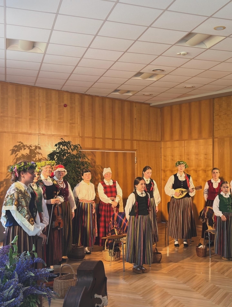 Folkloras kopas "Oglīte" koncerts "Dziesmas tinu kamolā" Ropažu Kultūras centrā