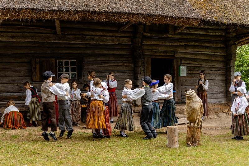 Folkloras kopu programma "Dindaru, dandaru, radu novadu rakstus"