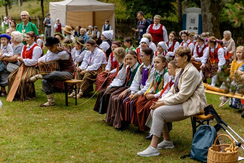 Folkloras kopu programma "Dindaru, dandaru, radu novadu rakstus"