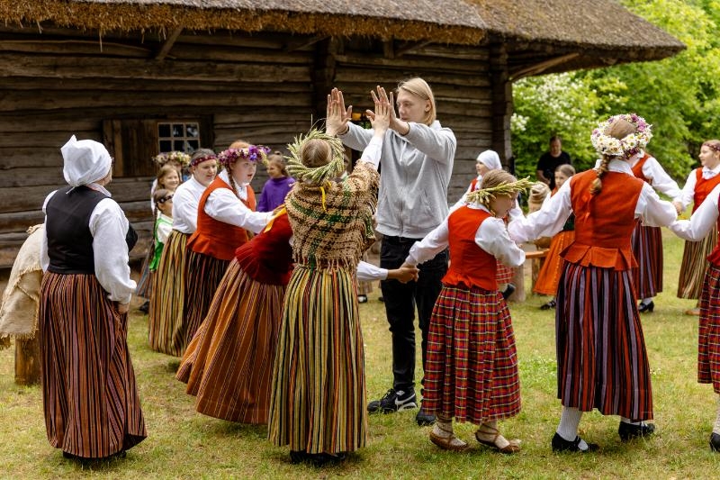 Folkloras kopu programma "Dindaru, dandaru, radu novadu rakstus"