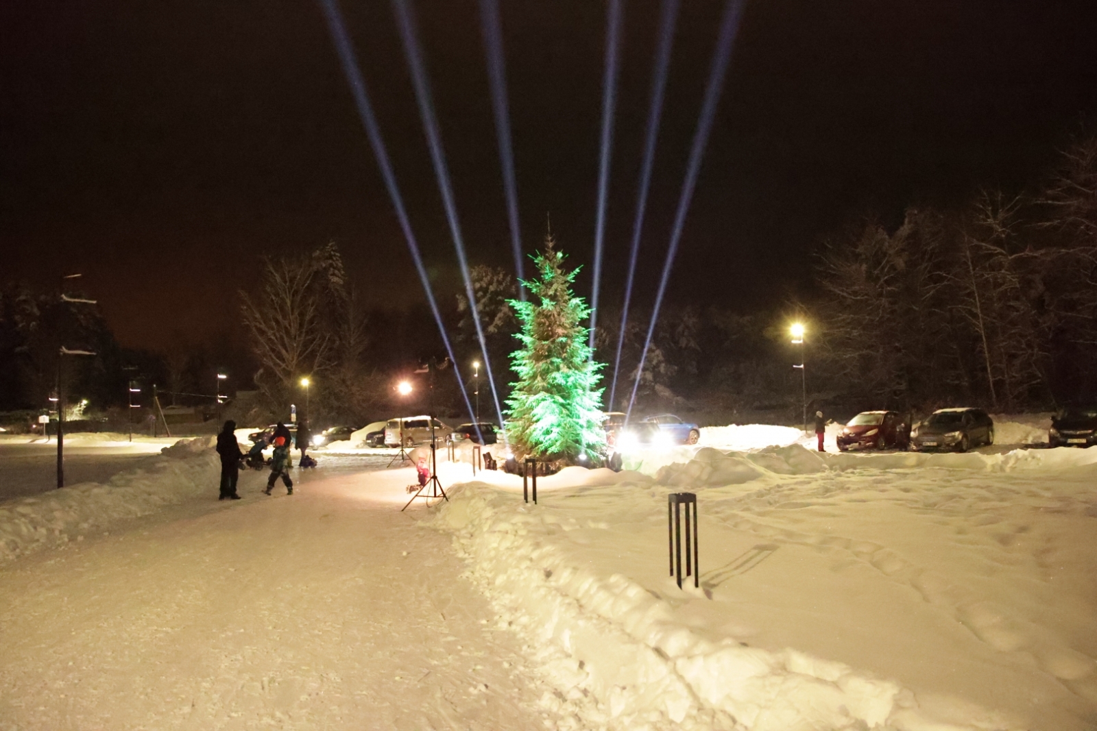Svētku egles iedegšana Upesciemā pie Berģu Mūzikas un mākslas pamatskolas, 02.12.2023.