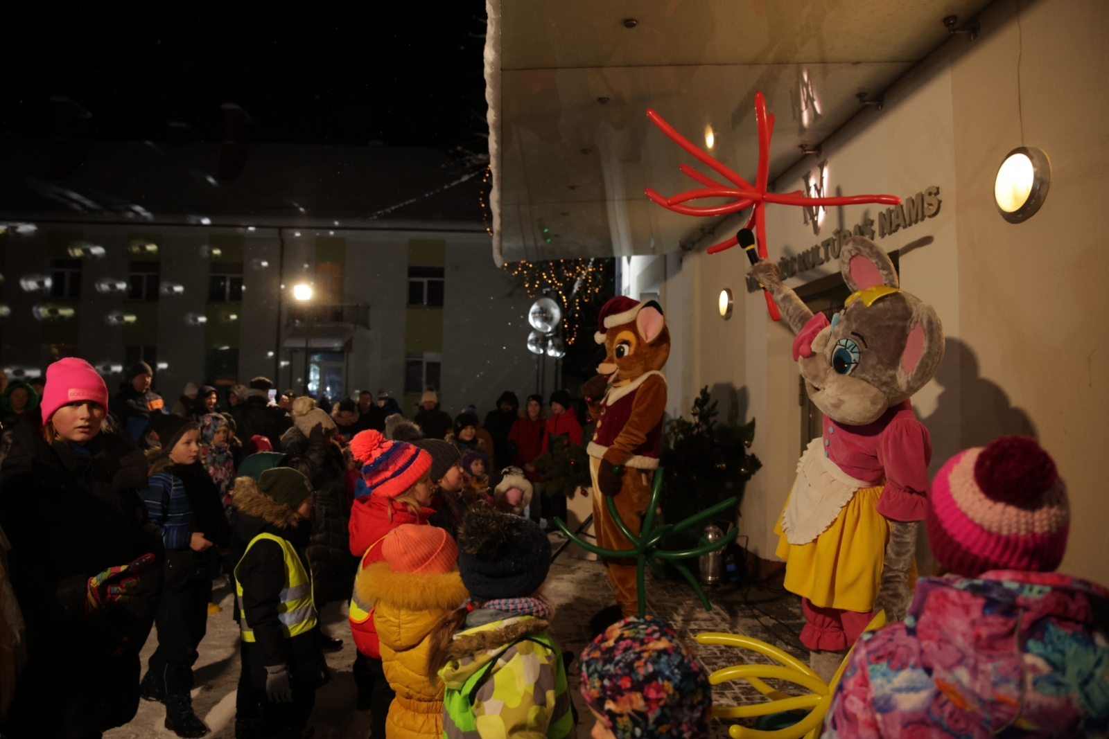 Gaismiņu iedegšana Vangažu pilsētas Ziemassvētku eglītē, 04.12.2023.