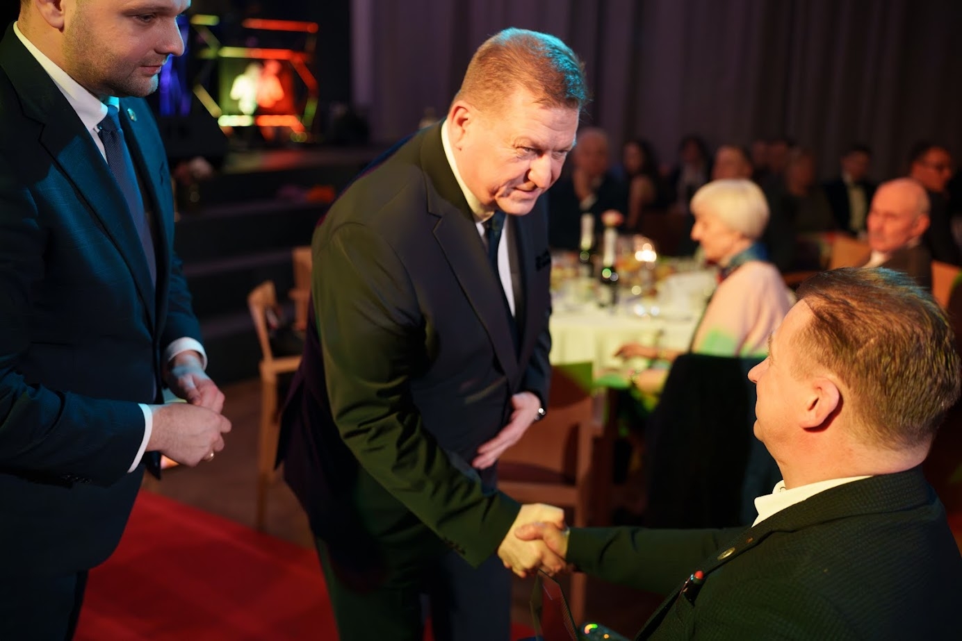 Novadnieks Mareks Jedinaks saņem balvu Latvijas Jātnieku federācijas gada noslēguma pasākumā