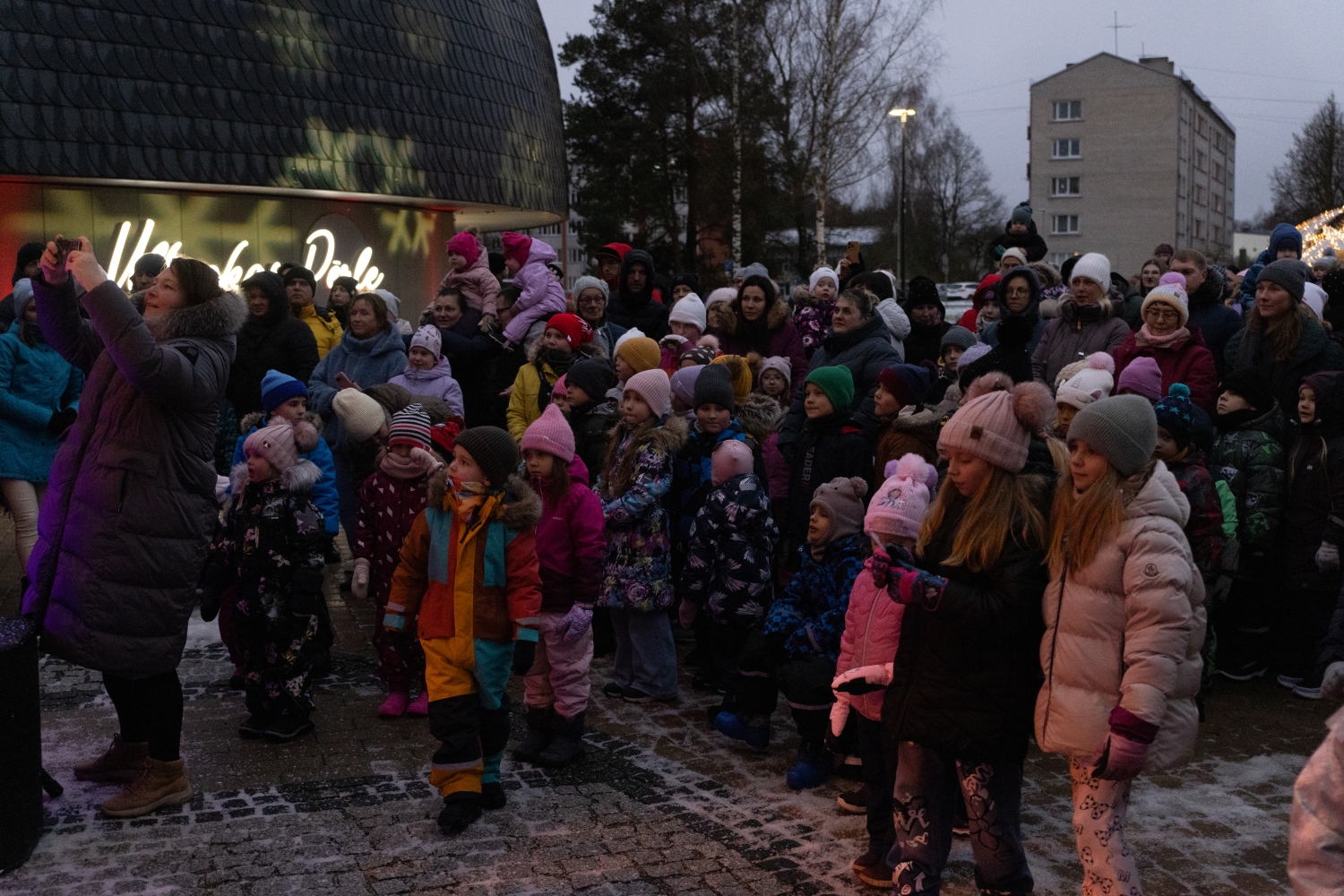 Gaismiņu iedegšana Ulbrokas Lielajā eglē