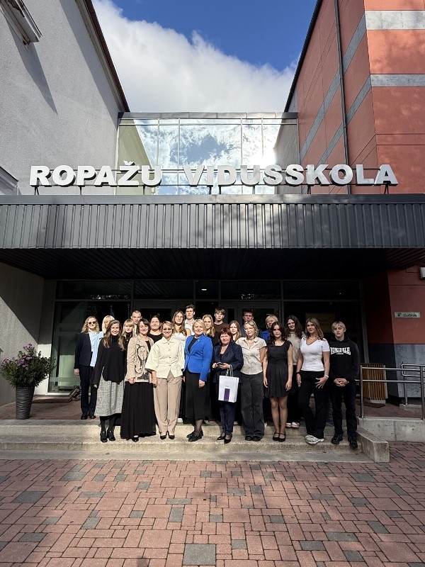 Izglītības un zinātnes ministres vizīte Ropažu novadā