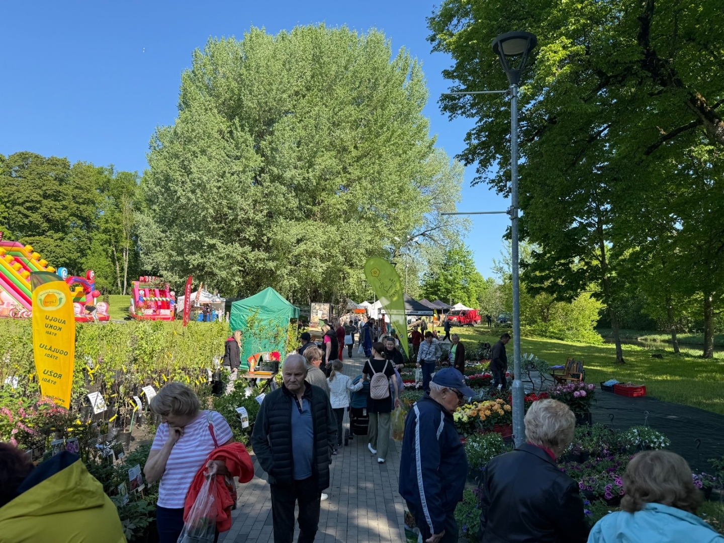 Vasarsvētku Stādu parāde Ropažu parkā