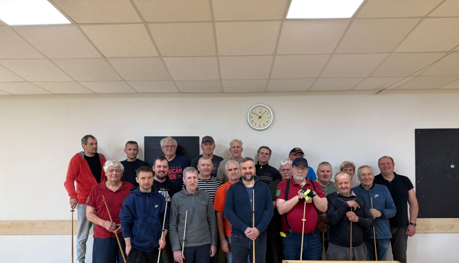 Novusa turnīra dalībnieku kopbilde Zaķumuižas sporta hallē