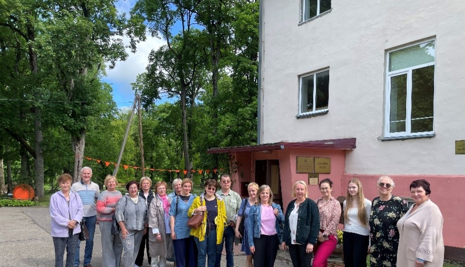 Foto: Ropažu novada pašvaldības publisko bibliotēku darbinieku un Izglītības, jaunatnes lietu, kultūras un sporta departamenta Kultūras un sporta nodaļas vadītāju kopbilde pie Strazdes muižas, kopā ar muižas un bibliotēkas vadītāju Silviju Niķi.