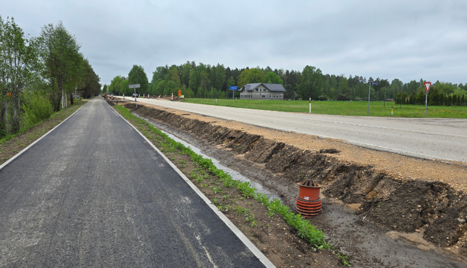 Darbi apvienotā gājēju un velosipēdu ceļa izbūvē tuvojas noslēgumam