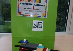 zaļš maisiņš ar lego
