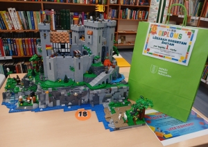 zaļš maisiņš ar lego
