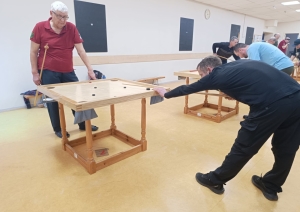Ropažu pagasta atklātais novusa vienspēļu trešā posma turnīrs, dalībnieki mača laikā